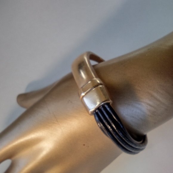 LEATHER & GOLD METAL BRACELET WITH MAGNETIC CLOSING - Picture 4 of 6